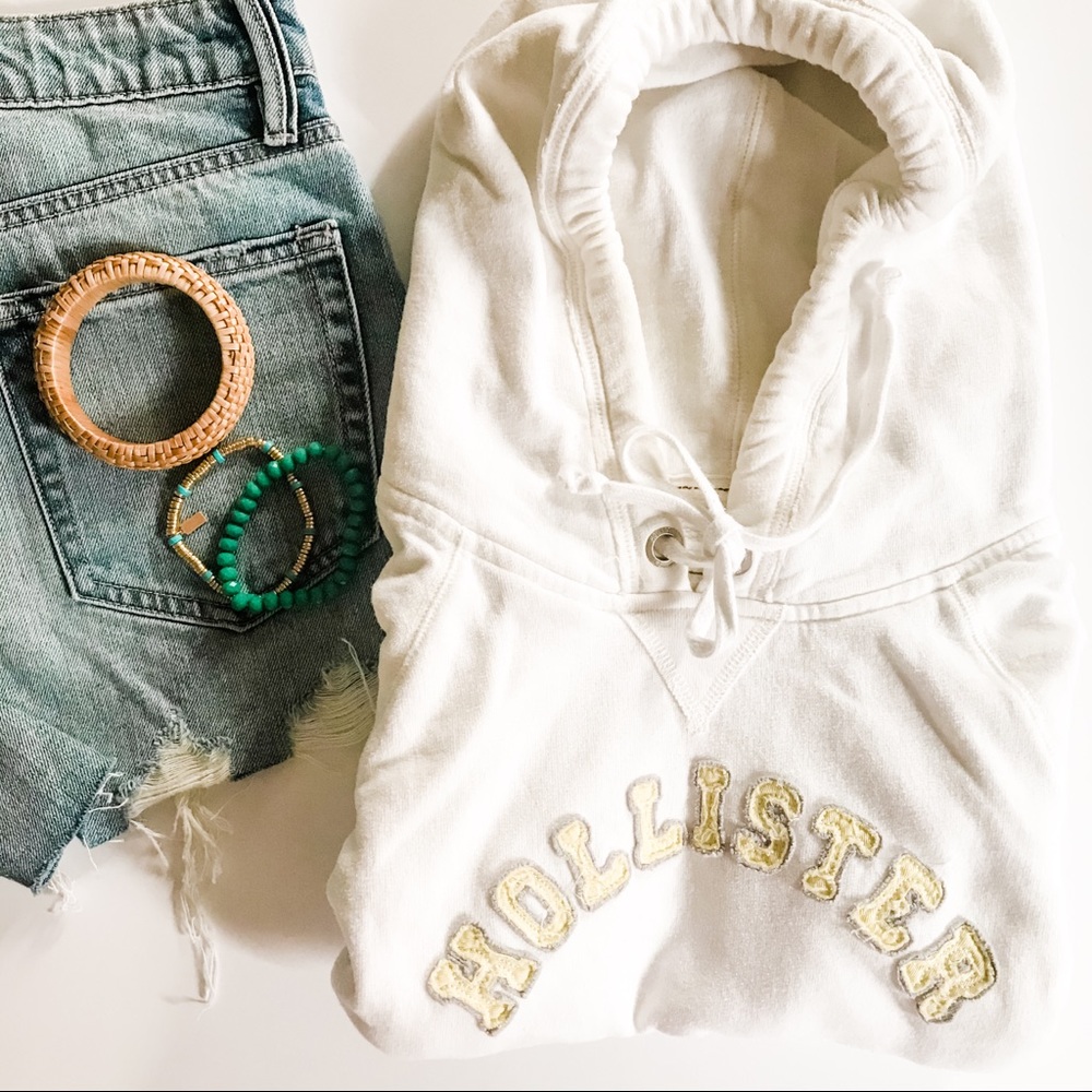 3/$20 Hollister Hooded Sweatshirt 3/4 Sleeve. Creamy white, yellow, grey. Small